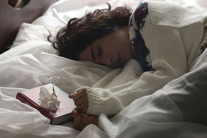 El especialista del sueño recomienda no hacer otras actividades en laca, como leer o mirar el celular, antes de dormir