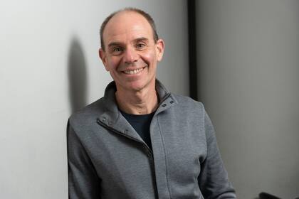 El especialista en comunicación alerta sobre el predominio, en la cultura actual, de la emoción por sobre la reflexión política, y dice que los medios tendrían que recuperar el protagonismo cedido a las redes