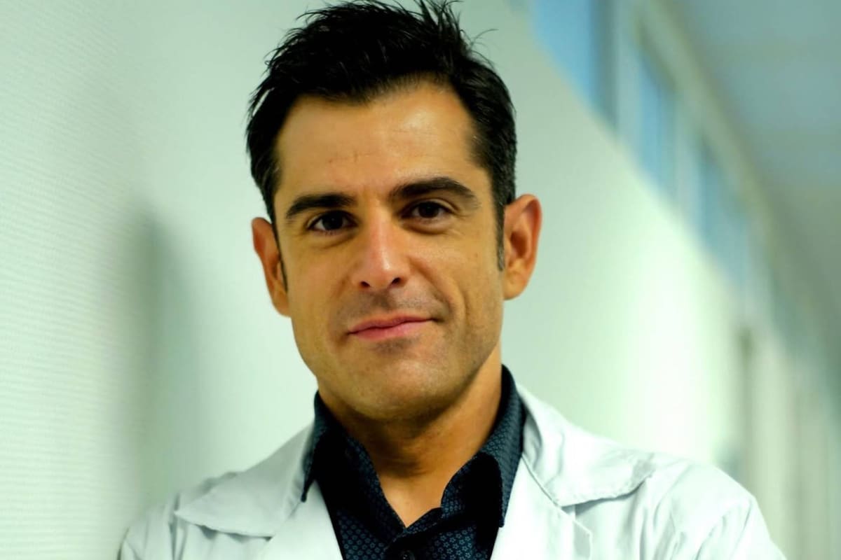 El especialista indicó que cuando una persona experimenta ansiedad, su mente tiende a enfocarse exclusivamente en el malestar personal, lo que intensifica el problema