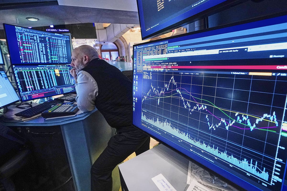 El especialista Meric Greenbaum en la Bolsa de Valores de Nueva York. (AP Foto/Richard Drew)