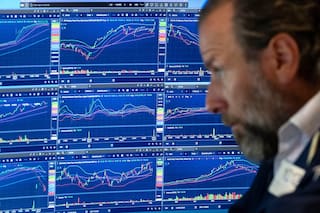 Suben acciones y bajan los rendimientos del Tesoro en EE.UU. tras la pérdida de 23.000 empleos