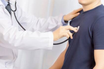 El especialista se centra en factores como la actividad física y el monitoreo de indicadores vitales para evitar problemas cardiovasculares