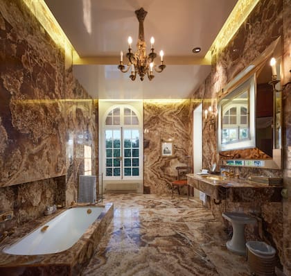 El espectacular baño principal de la casa