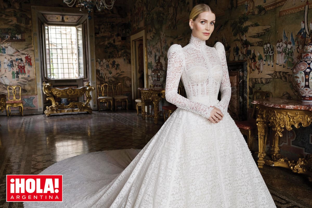 El espectacular diseño victoriano de Dolce & Gabbana que muchos compararon con el que Grace Kelly llevó en su boda con el príncipe Rainiero de Mónaco. Con cuello alto, mangas largas, corset cerrado con una hilera de botones, una gran falda que culminaba en una cola espectacular y un larguísimo velo rematado con encaje, el vestido de novia de Kitty pasará a la historia como uno de los más lujosos del siglo XXI.