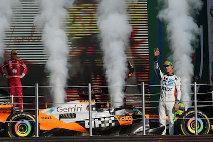 El espectacular festejo en el podio del Gran Premio de la Ciudad de México: Lando Norris saluda al público junto al auto con el que demolió a sus rivales
