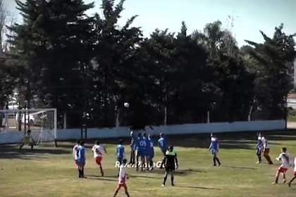 El espectacular gol de tiro libre que Mastantuono le hizo a Unión de Santa Fe en la octava división