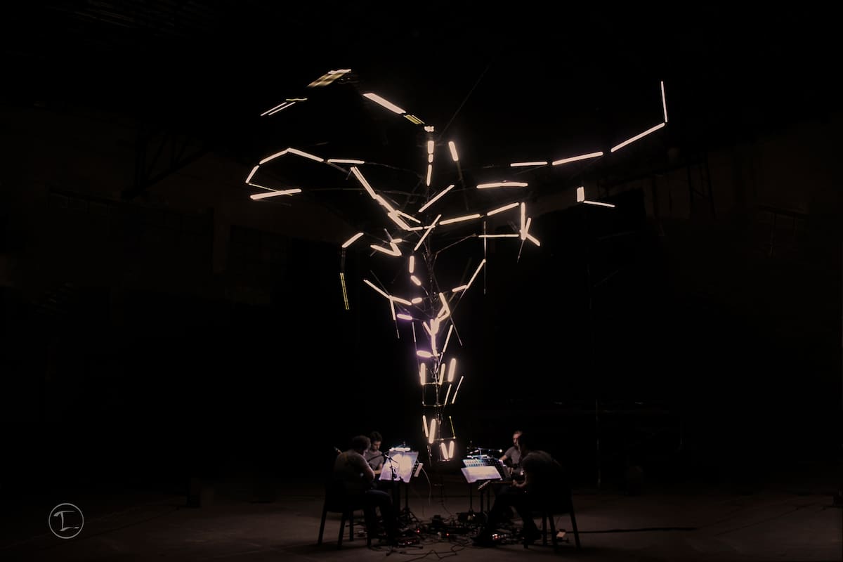 El espectáculo combina “Sonetos”, de William Shakespeare, y del texto “Fragmentos de un discurso amoroso”, de Roland Barthes, con música acústica y una instalación lumínica