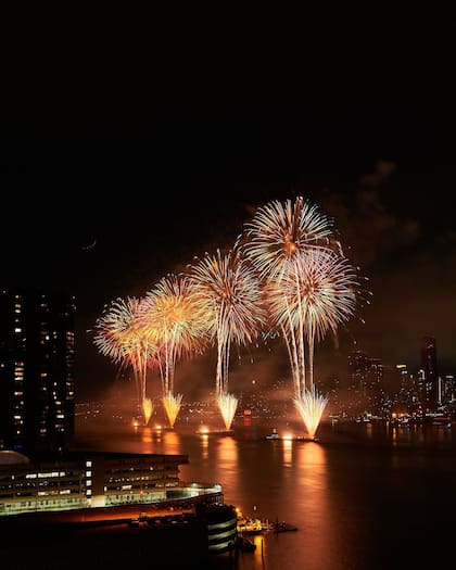 El espectáculo de fuegos artificiales en Nueva York, patrocinado por la cadena de almacenes Macy’s