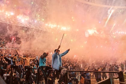 El espectáculo de luz y humo que fue el recibimiento de los hinchas a Racing en el desquite contra Flamengo por una semifinal de Copa Libertadores; tras la eliminación, el club paga consecuencias.