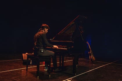 El espectáculo incluye piezas musicales interpretadas en piano en vivo