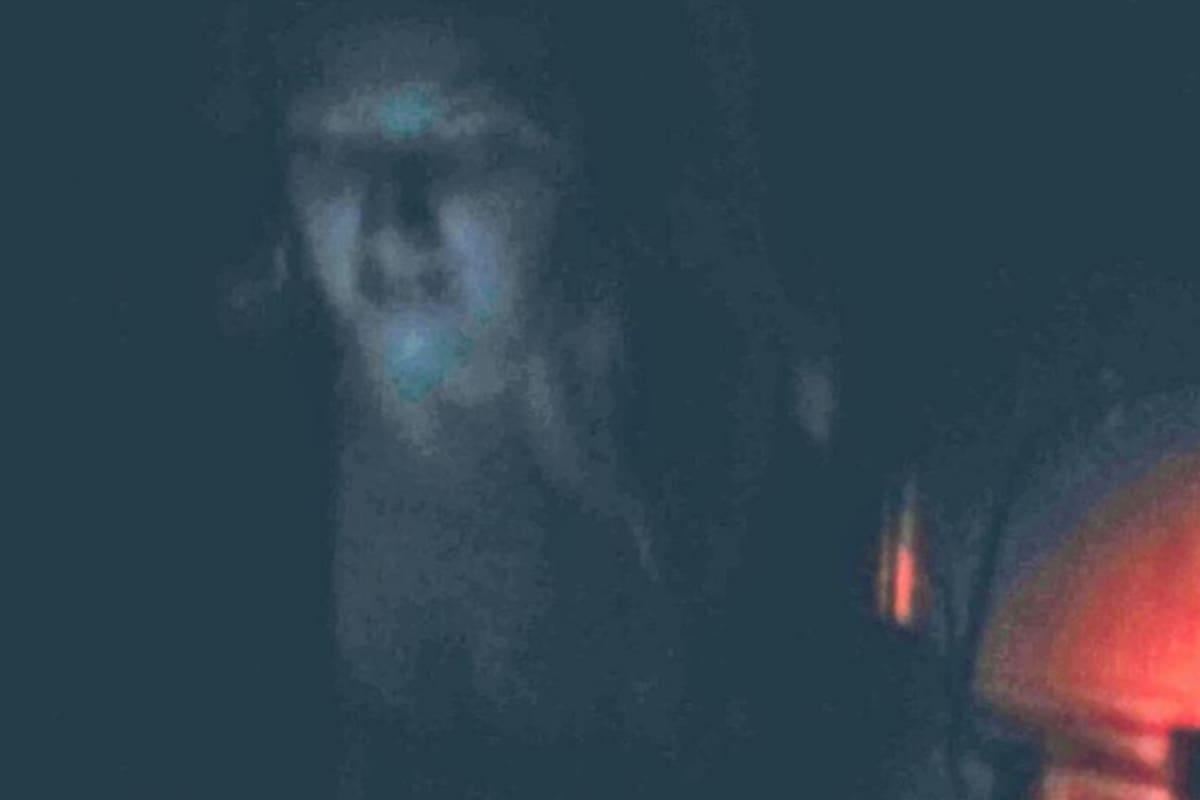 El espectro, que flota en el aire con el rostro iluminado y lleva una blusa con escote por lo que recibió su apodo de sexy, no sería una aparición paranormal