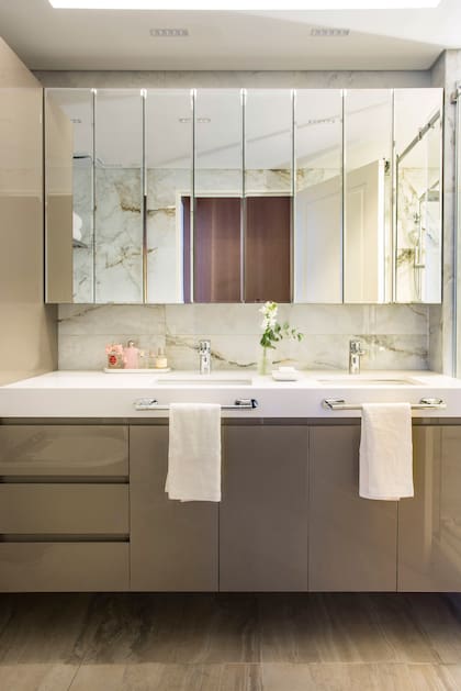 El espejo con vidrio repartido suma una cuota "vintage y atemporal" al baño, según describe Casabe.