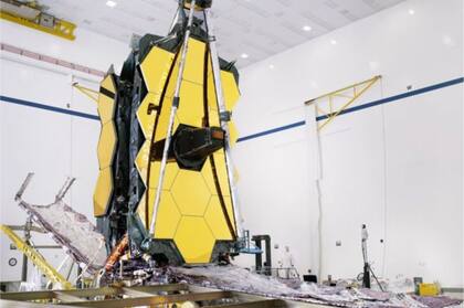 El espejo del JWST tiene 6,5 metros y deberá viajar doblado en 18 segmentos hexagonales que se desplegarán en el espacio