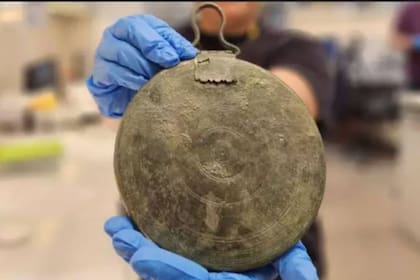 El espejo que habría pertenecido a una cortesana griega hace 2300 años fue hallado cerca de Jerusalen por un equipo de arqueólogos de la Autoridad de Antigüedades de Israel y la Universidad de Tel Aviv