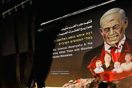 El espeluznante escenario montado por los terroristas de Hamas al entregar los cuerpos de integrantes de la familia Bibas