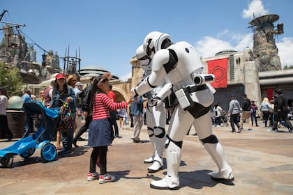 El esperado espacio dedicado a "La guerra de las galaxias" en el parque californiano se llama Galaxys Edge y cuenta con legiones de Storm Troopers y hasta con un... ¡Halcón Milenario!