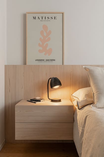 El espesor del revestimiento lo transforma en una suerte de estante para apoyar cuadros y objetos decorativos.