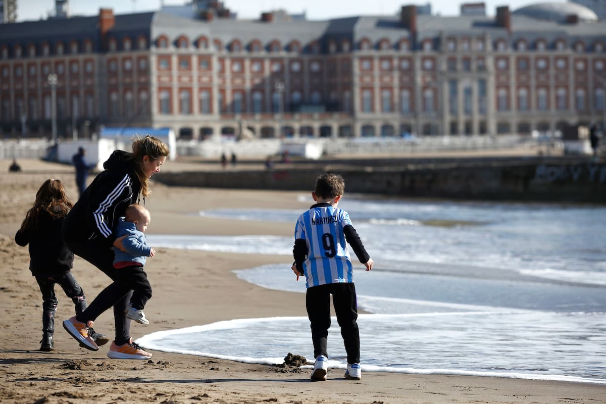 El espíritu mundialista se siente entre los turistas que eligieron Mar del Plata