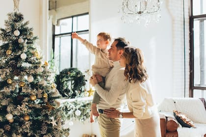 El espíritu navideño se manifiesta de distintas maneras, y armar el árbol de Navidad es uno de los momentos más especiales (canva)