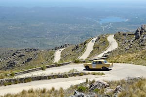 El esplendor soleado de la serpenteante bajada hacia San Francisco del Monte de Oro, norte de San Luis, casi 1600 metros sobre el nivel del mar, la mejor postal del XVIII Gran Premio Argentino Histórico; el Peugeot 404 de 1979 es de Moisés y Maximiliano Osman, tricampeones de la prueba.