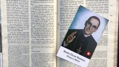 El esposo de Cecilia tomó una Biblia que antes había pertenecido a su abuela y entre sus páginas encontró una estampa de monseñor Romero.