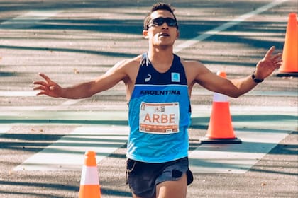 El esquelense Joaquín Arbe tuvo una destacada actuación en la Maratón de Valencia y logró romper el récord argentino con un tiempo de 2:09:36