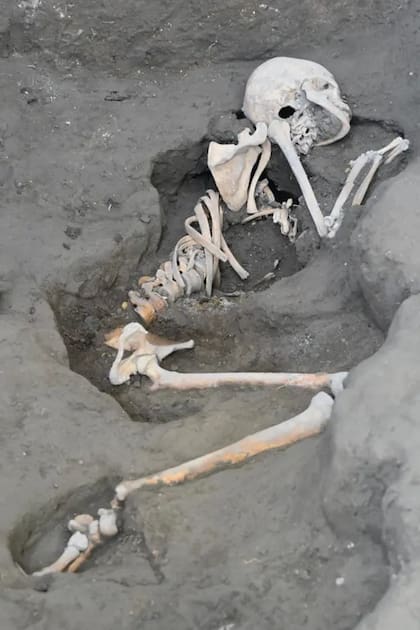 El esqueleto de una mujer fue encontrado en posición fetal junto a unas monedas