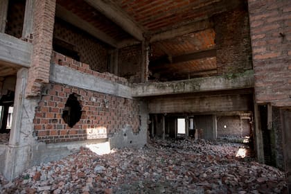 El esqueleto del edificio será demolido de forma manual, por seguridad, debido a que se encuentra a pocos metros de las casas de la Villa 15