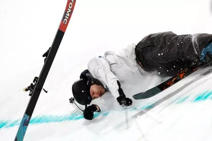 El esquiador finlandés Elias Lajunen se golpeó la cabeza durante un salto en la prueba de Big Air, quedó tendido en la pista y debió ser retirado en camilla