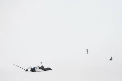 El esquiador finlandés Elias Lajunen se golpeó la cabeza durante un salto en la prueba de Big Air, quedó tendido en la pista y debió ser retirado en camilla