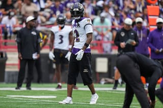 El esquinero de Ravens Nate Wiggins sale en camilla por lesión en la pierna izquierda
