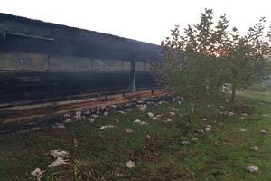 El establecimiento incendiado se encuentra a 15 kilómetros de Colonia Caroya
