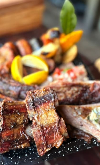 El establecimiento suma una parada gastronómica a la recorrida por Carlos Keen (Captura: Instagram @harasdekeen)