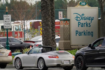El estacionamiento de Disneyland, saturado de personas que aguardan para vacunarse