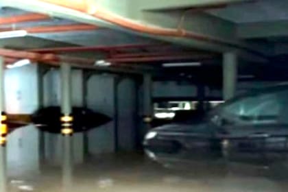 El estacionamiento del hotel Quinto Elemento en las Termas de Villa Elisa