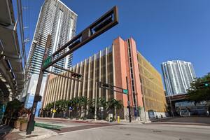 El estacionamiento que sería demolido para una nueva torre en Miami