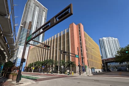 El estacionamiento que sería demolido para una nueva torre en Miami