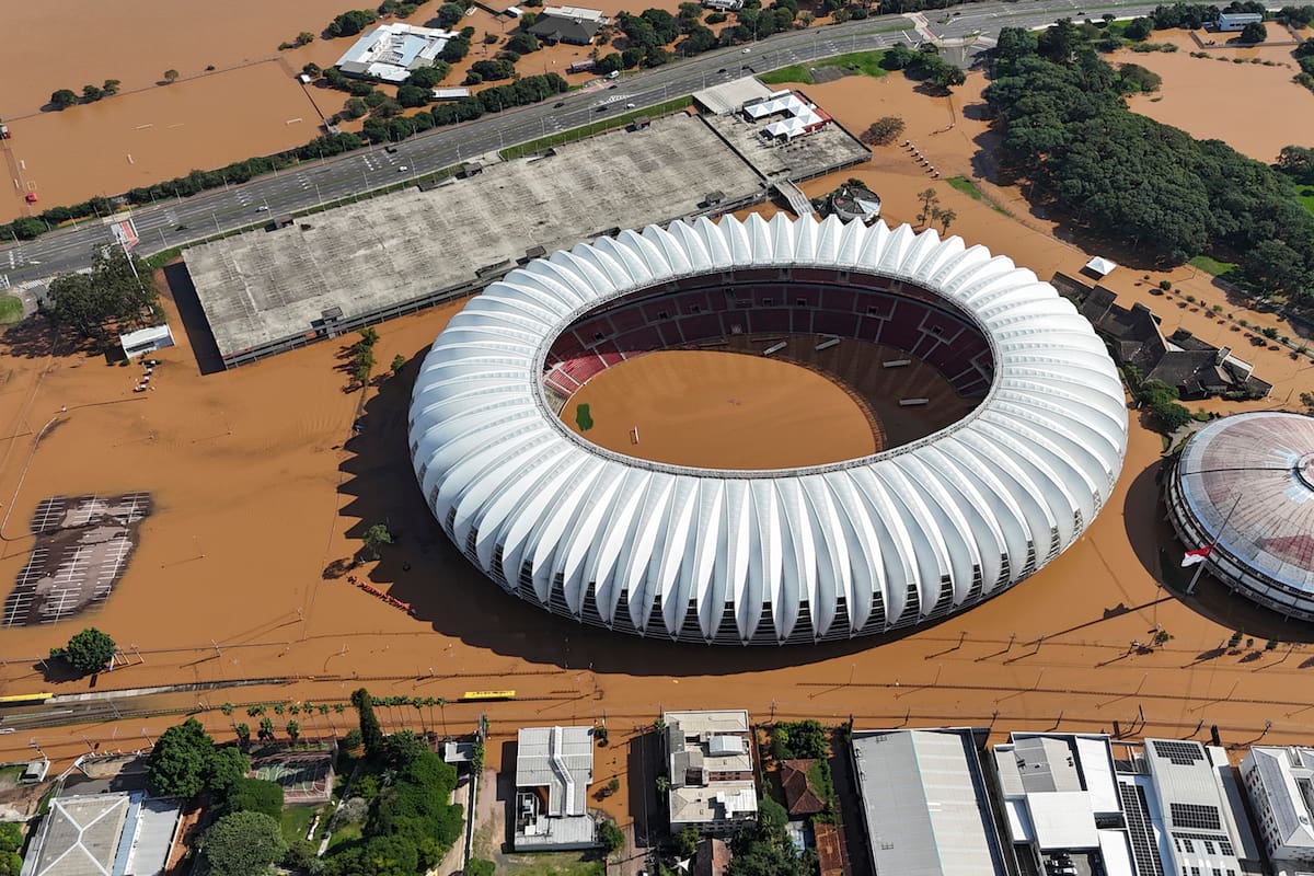 El estadio Beira Rio rodeado por agua debido a las inundaciones por la fuerte lluvia en Porto Alegre, en el estado de Rio Grande do Sul