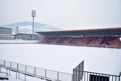 El estadio Bilino Polje será el escenario en el que Bosnia-Herzegovina recibirá a Italia; queda ubicado en la ciudad de Zenica, donde nevó mucho y se esperan condiciones climáticas desfavorables