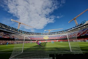 El estadio Camp Nou debió estar listo hace meses, pero todavía está en remodelación; las obras cuestan 1.500.000.000 de euros, que son financiados a largo plazo.