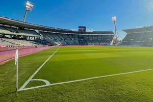El estadio cordobés Mario Alberto Kempes albergará el Superclásico del fútbol argentino, este domingo desde las 15.30