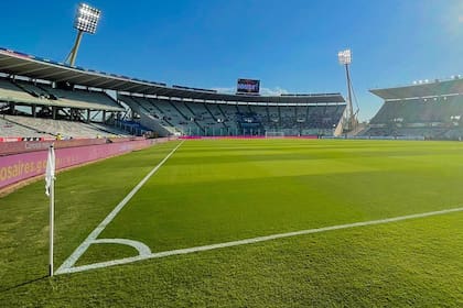 El estadio cordobés Mario Alberto Kempes albergará el Superclásico del fútbol argentino, este domingo desde las 15.30