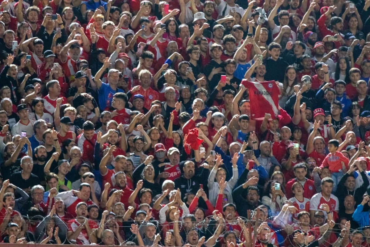 El estadio de Argentinos Juniors estuvo colmado ayer ante Instituto, por los octavos de final; el club lamenta el deceso de un hincha