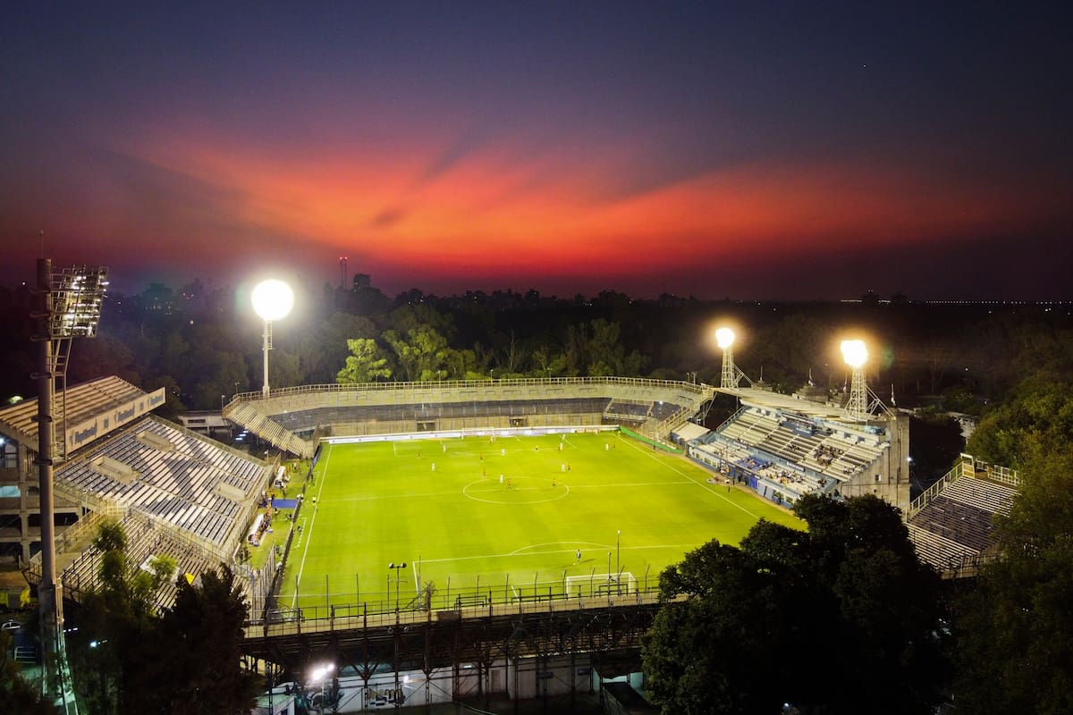 El estadio de Gimnasia, con futbolistas pero sin público; hubo gestiones para suspender el partido con Banfield, pero fueron infructuosas.
