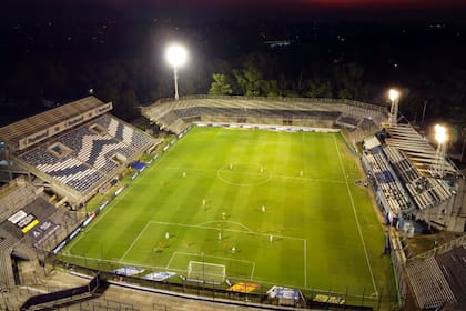 El estadio de Gimnasia durante el último partido, contra Banfield y sin público; el club platense se salvará del descenso.