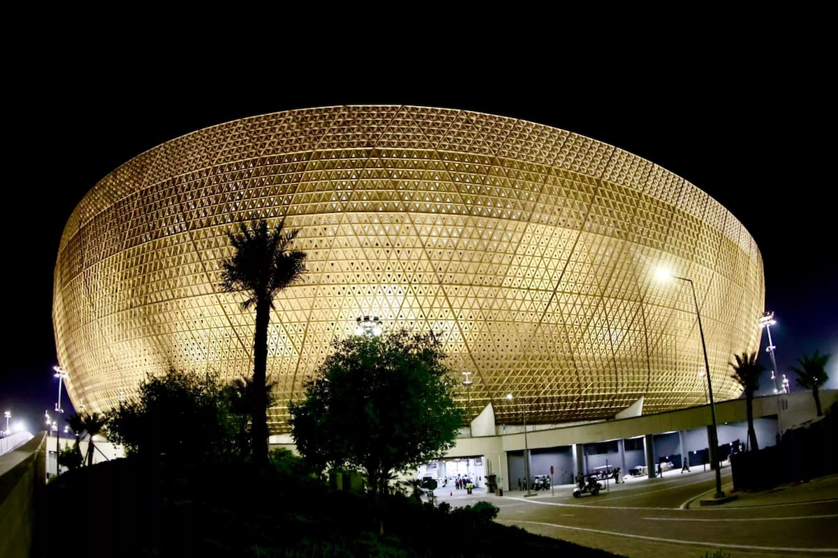 El Estadio de Lusail está situado en la ciudad sureña de Lusail, a 15 kilómetros al norte del centro de Doha