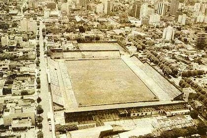 El estadio de Platense, cuando se erigía en la esquina de Manuela Pedraza y Crámer