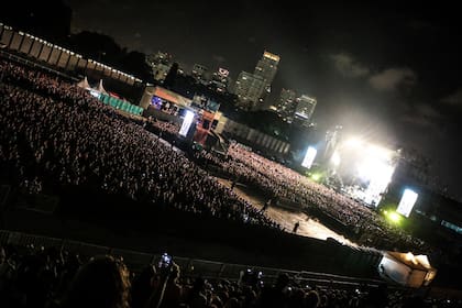 El estadio GEBA, a pleno, en la primera noche de Luismi