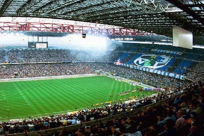 El estadio Giuseppe Meazza, compartido por ambos "dueños": los hinchas de Milan e Inter, que les dan color a las cabeceras