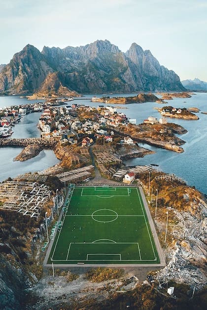 El estadio Henningsvær, en una villa pesquera de las Islas Lofoten; el deporte llega a todas partes en Noruega